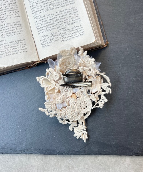 m.soeur（エムスール）の「紅茶染めの大きなコサージュ（ブローチ/コサージュ・レディース・ベージュ/グレー・FREE）」の4枚目の写真