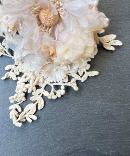 m.soeur（エムスール）の「紅茶染めの大きなコサージュ（ブローチ/コサージュ・レディース・ベージュ/グレー・FREE）」の5枚目の写真