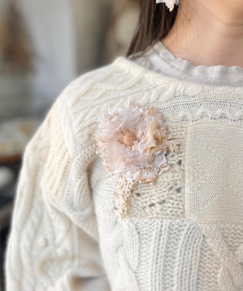 m.soeur（エムスール）の「紅茶染めの大きなコサージュ（ブローチ/コサージュ・レディース・ベージュ/グレー・FREE）」の6枚目の写真