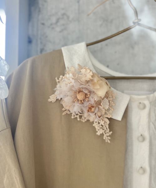 m.soeur（エムスール）の「紅茶染めの大きなコサージュ（ブローチ/コサージュ・レディース・ベージュ/グレー・FREE）」の7枚目の写真