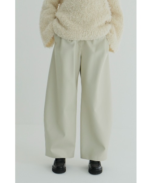 CLANE(クラネ)の「CLANE VEGAN LEATHER CURVY PANTS 17110-7262(その他パンツ・レディース・オフホワイト・0/1)」の1枚目の写真