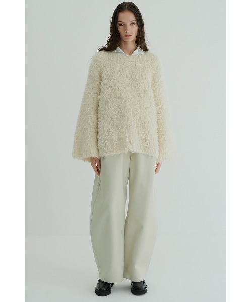 CLANE(クラネ)の「CLANE VEGAN LEATHER CURVY PANTS 17110-7262(その他パンツ・レディース・オフホワイト・0/1)」の2枚目の写真