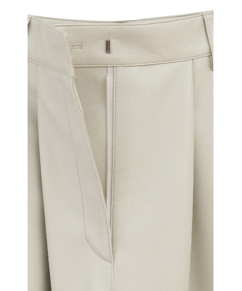 CLANE(クラネ)の「CLANE VEGAN LEATHER CURVY PANTS 17110-7262(その他パンツ・レディース・オフホワイト・0/1)」の12枚目の写真