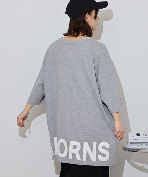 atONE(アットワン)の「裾前後ロゴプリントウルトラBIGサイズTシャツ(Tシャツ/カットソー・レディース・ブラック/カーキ/杢グレー・M/L)」の2枚目の写真
