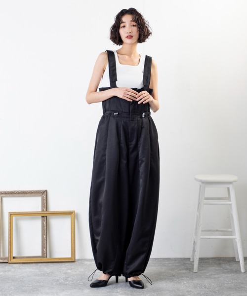 MILLION CARATS(ミリオンカラッツ)の「リラクシーなのに品あり!ドロストで魅せる美シルエット、大人の余裕が香るエフォートレスサロペット(サロペット/オーバーオール・レディース・ブラック/カーキ・FREE)」の3枚目の写真