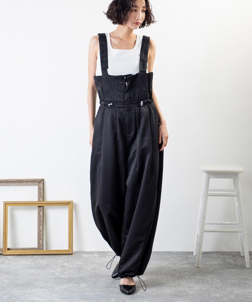 MILLION CARATS(ミリオンカラッツ)の「リラクシーなのに品あり!ドロストで魅せる美シルエット、大人の余裕が香るエフォートレスサロペット(サロペット/オーバーオール・レディース・ブラック/カーキ・FREE)」の4枚目の写真