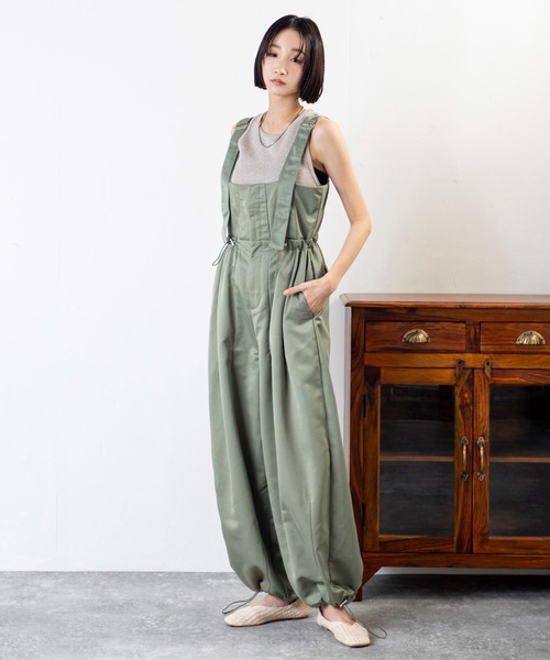 MILLION CARATS(ミリオンカラッツ)の「リラクシーなのに品あり!ドロストで魅せる美シルエット、大人の余裕が香るエフォートレスサロペット(サロペット/オーバーオール・レディース・ブラック/カーキ・FREE)」の11枚目の写真