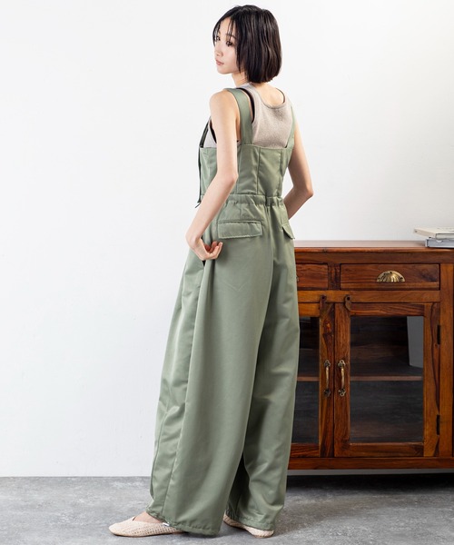 MILLION CARATS(ミリオンカラッツ)の「リラクシーなのに品あり!ドロストで魅せる美シルエット、大人の余裕が香るエフォートレスサロペット(サロペット/オーバーオール・レディース・ブラック/カーキ・FREE)」の14枚目の写真