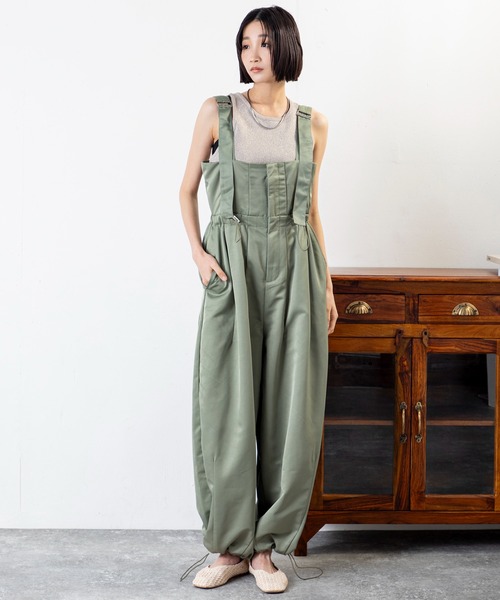 MILLION CARATS(ミリオンカラッツ)の「リラクシーなのに品あり!ドロストで魅せる美シルエット、大人の余裕が香るエフォートレスサロペット(サロペット/オーバーオール・レディース・ブラック/カーキ・FREE)」の16枚目の写真