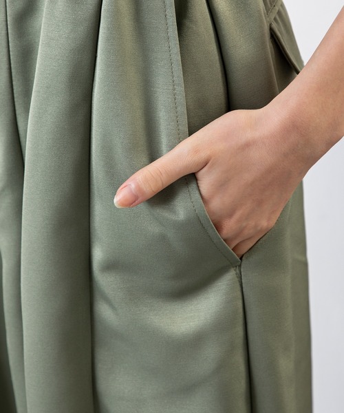 MILLION CARATS(ミリオンカラッツ)の「リラクシーなのに品あり!ドロストで魅せる美シルエット、大人の余裕が香るエフォートレスサロペット(サロペット/オーバーオール・レディース・ブラック/カーキ・FREE)」の19枚目の写真