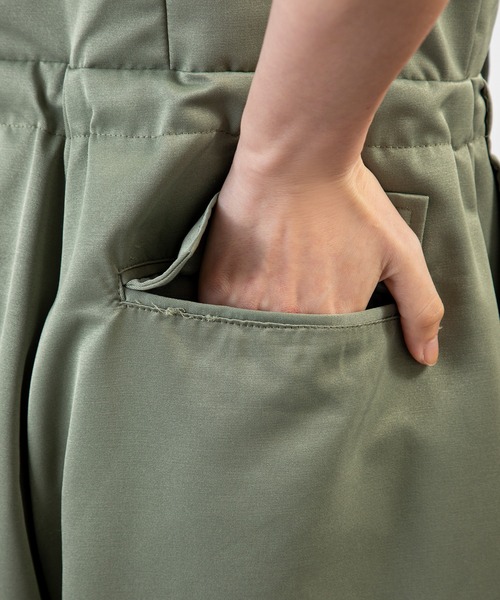 MILLION CARATS(ミリオンカラッツ)の「リラクシーなのに品あり!ドロストで魅せる美シルエット、大人の余裕が香るエフォートレスサロペット(サロペット/オーバーオール・レディース・ブラック/カーキ・FREE)」の20枚目の写真