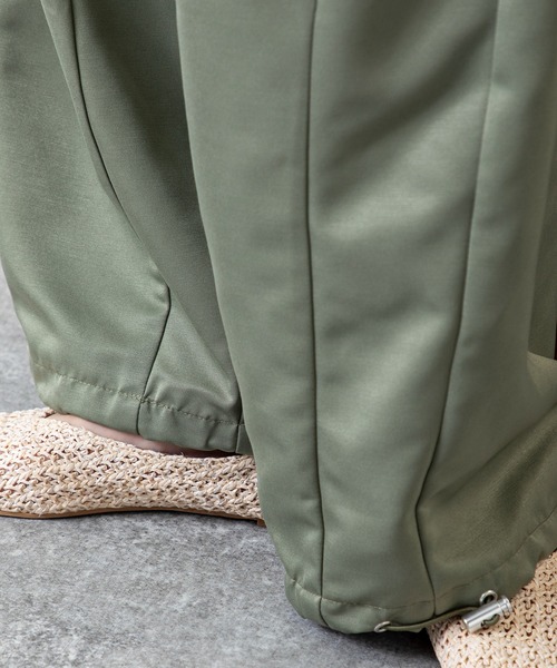 MILLION CARATS(ミリオンカラッツ)の「リラクシーなのに品あり!ドロストで魅せる美シルエット、大人の余裕が香るエフォートレスサロペット(サロペット/オーバーオール・レディース・ブラック/カーキ・FREE)」の21枚目の写真