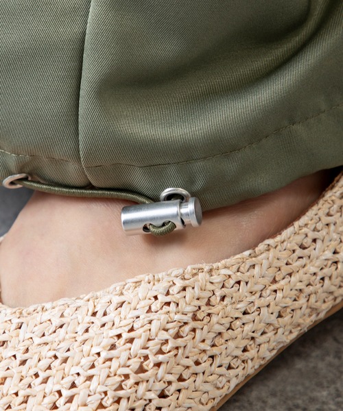 MILLION CARATS(ミリオンカラッツ)の「リラクシーなのに品あり!ドロストで魅せる美シルエット、大人の余裕が香るエフォートレスサロペット(サロペット/オーバーオール・レディース・ブラック/カーキ・FREE)」の22枚目の写真