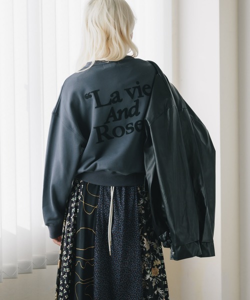 ROOPTOKYO（ループトウキョウ）の「EMILY IN PARIS × FUDGE / PHOTO SWEAT SHIRT/La vie and ROSES スウェット トレーナー 秋物 秋服 2026年秋冬（スウェット・レディース・スミクロ・FREE）」の5枚目の写真
