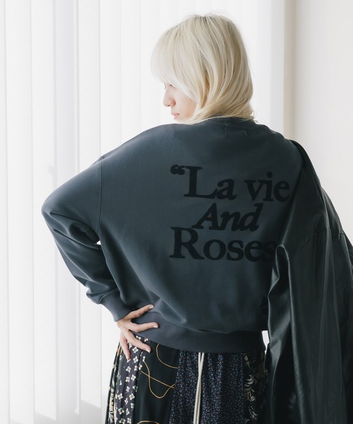 ROOPTOKYO（ループトウキョウ）の「EMILY IN PARIS × FUDGE / PHOTO SWEAT SHIRT/La vie and ROSES スウェット トレーナー 秋物 秋服 2026年秋冬（スウェット・レディース・スミクロ・FREE）」の6枚目の写真