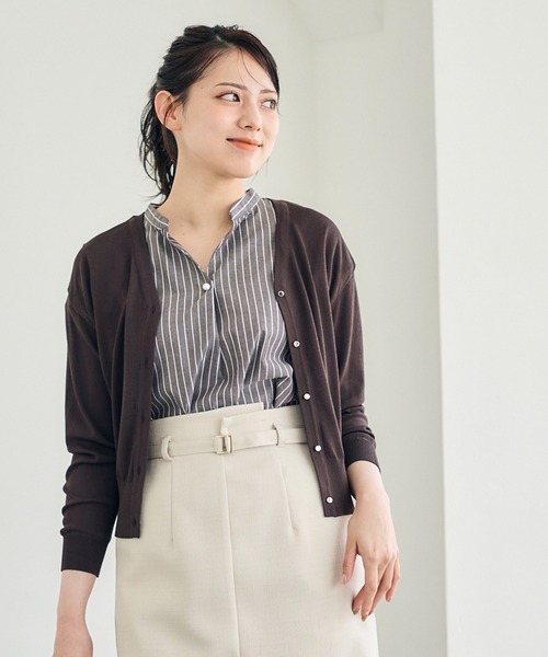 12Twelve Agenda（トゥエルブ　アジェンダ）の「Vネック金釦ニットカーディガン（カーディガン/ボレロ・レディース・オフホワイト/ブラック/サックスブルー/ブラウン/ブルー・M）」の8枚目の写真