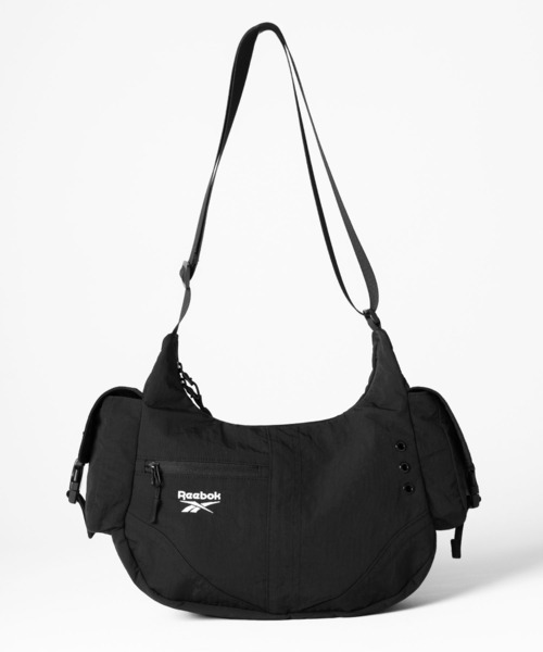 Reebok（リーボック）の「【EC別注】Reebok リーボック ロゴ入り ナイロンショルダーバッグ｜軽量・大容量 2WAYハンドバッグ（ショルダーバッグ・メンズ・ブラック・FREE）」の2枚目の写真