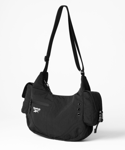 Reebok（リーボック）の「【EC別注】Reebok リーボック ロゴ入り ナイロンショルダーバッグ｜軽量・大容量 2WAYハンドバッグ（ショルダーバッグ・メンズ・ブラック・FREE）」の3枚目の写真