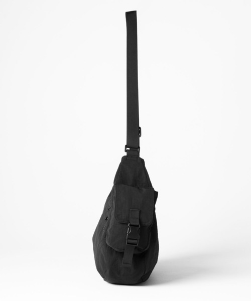 Reebok（リーボック）の「【EC別注】Reebok リーボック ロゴ入り ナイロンショルダーバッグ｜軽量・大容量 2WAYハンドバッグ（ショルダーバッグ・メンズ・ブラック・FREE）」の4枚目の写真