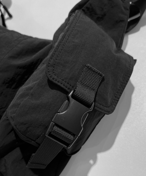 Reebok（リーボック）の「【EC別注】Reebok リーボック ロゴ入り ナイロンショルダーバッグ｜軽量・大容量 2WAYハンドバッグ（ショルダーバッグ・メンズ・ブラック・FREE）」の10枚目の写真