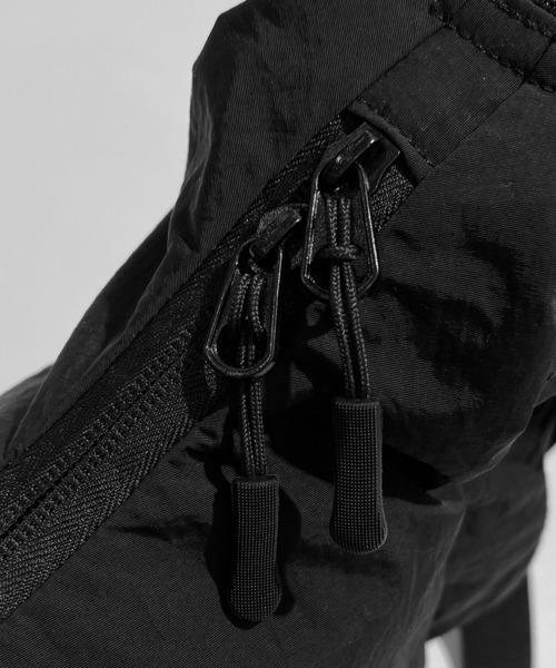 Reebok（リーボック）の「【EC別注】Reebok リーボック ロゴ入り ナイロンショルダーバッグ｜軽量・大容量 2WAYハンドバッグ（ショルダーバッグ・メンズ・ブラック・FREE）」の8枚目の写真