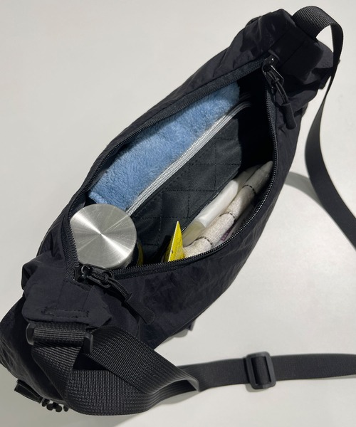 Reebok（リーボック）の「【EC別注】Reebok リーボック ロゴ入り ナイロンショルダーバッグ｜軽量・大容量 2WAYハンドバッグ（ショルダーバッグ・メンズ・ブラック・FREE）」の13枚目の写真