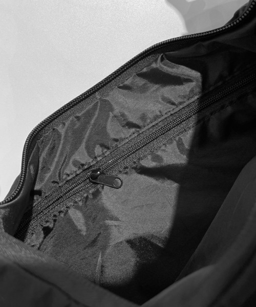 Reebok（リーボック）の「【EC別注】Reebok リーボック ロゴ入り ナイロンショルダーバッグ｜軽量・大容量 2WAYハンドバッグ（ショルダーバッグ・メンズ・ブラック・FREE）」の12枚目の写真