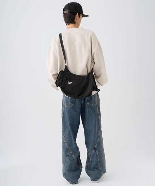 Reebok（リーボック）の「【EC別注】Reebok リーボック ロゴ入り ナイロンショルダーバッグ｜軽量・大容量 2WAYハンドバッグ（ショルダーバッグ・メンズ・ブラック・FREE）」の17枚目の写真