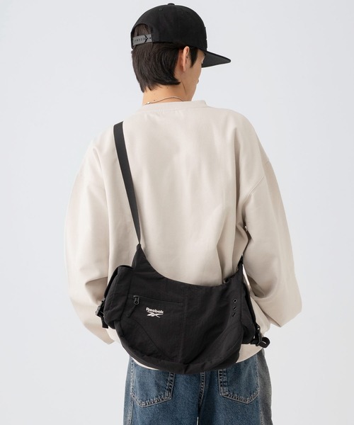 Reebok（リーボック）の「【EC別注】Reebok リーボック ロゴ入り ナイロンショルダーバッグ｜軽量・大容量 2WAYハンドバッグ（ショルダーバッグ・メンズ・ブラック・FREE）」の18枚目の写真