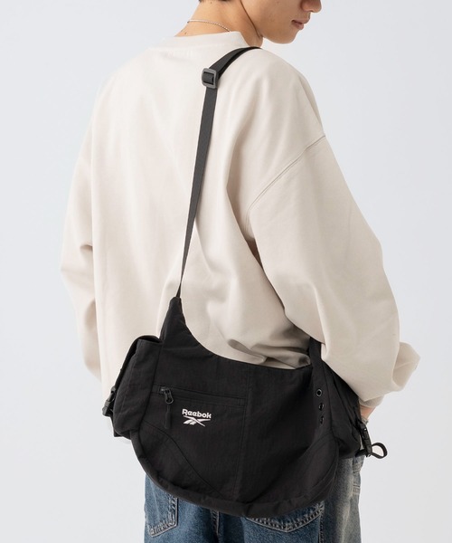 Reebok（リーボック）の「【EC別注】Reebok リーボック ロゴ入り ナイロンショルダーバッグ｜軽量・大容量 2WAYハンドバッグ（ショルダーバッグ・メンズ・ブラック・FREE）」の21枚目の写真
