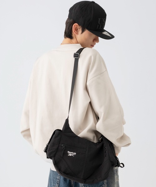Reebok（リーボック）の「【EC別注】Reebok リーボック ロゴ入り ナイロンショルダーバッグ｜軽量・大容量 2WAYハンドバッグ（ショルダーバッグ・メンズ・ブラック・FREE）」の19枚目の写真