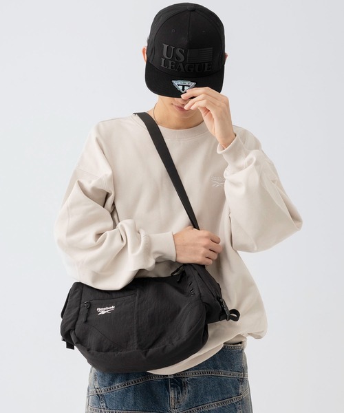 Reebok（リーボック）の「【EC別注】Reebok リーボック ロゴ入り ナイロンショルダーバッグ｜軽量・大容量 2WAYハンドバッグ（ショルダーバッグ・メンズ・ブラック・FREE）」の20枚目の写真