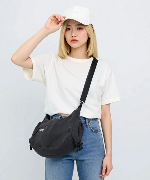 Reebok（リーボック）の「【EC別注】Reebok リーボック ロゴ入り ナイロンショルダーバッグ｜軽量・大容量 2WAYハンドバッグ（ショルダーバッグ・メンズ・ブラック・FREE）」の15枚目の写真