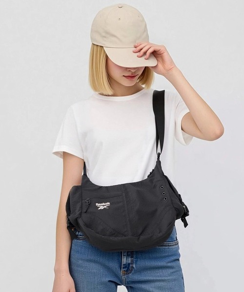 Reebok（リーボック）の「【EC別注】Reebok リーボック ロゴ入り ナイロンショルダーバッグ｜軽量・大容量 2WAYハンドバッグ（ショルダーバッグ・メンズ・ブラック・FREE）」の16枚目の写真