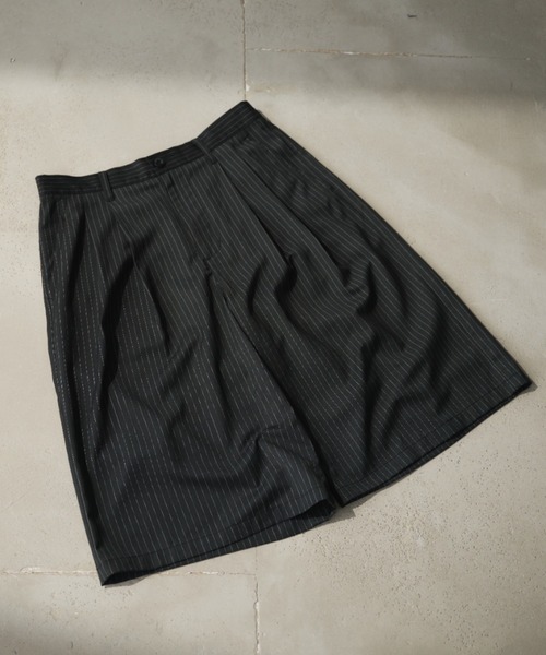 Adoon plain（アドーンプレーン）の「Two-Tuck Wide Stripe Shorts / 2タックワイドストライプショーツ/ショートパンツ（その他パンツ・メンズ・ネイビー/ブラック・LARGE/MEDIUM）」の3枚目の写真
