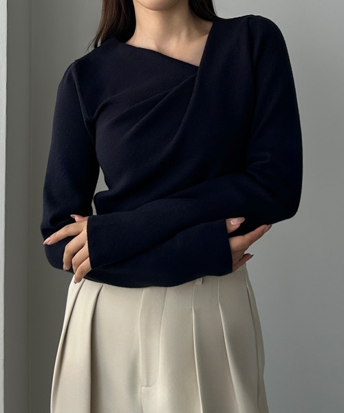 Louere（ルエレ）の「ドレープアシメネックニットトップス（ニット/セーター・レディース・アイボリー/ネイビー/ブラック/チャコール/グレー/ブラウン・MEDIUM/LARGE/SMALL）」の6枚目の写真