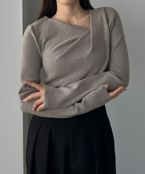 Louere（ルエレ）の「ドレープアシメネックニットトップス（ニット/セーター・レディース・アイボリー/ネイビー/ブラック/チャコール/グレー/ブラウン・MEDIUM/LARGE/SMALL）」の4枚目の写真