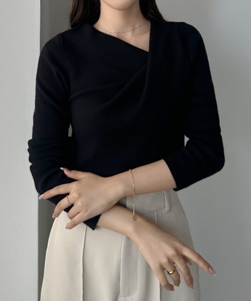 Louere（ルエレ）の「ドレープアシメネックニットトップス（ニット/セーター・レディース・アイボリー/ネイビー/ブラック/チャコール/グレー/ブラウン・MEDIUM/LARGE/SMALL）」の3枚目の写真