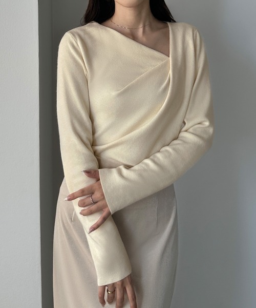 Louere（ルエレ）の「ドレープアシメネックニットトップス（ニット/セーター・レディース・アイボリー/ネイビー/ブラック/チャコール/グレー/ブラウン・MEDIUM/LARGE/SMALL）」の14枚目の写真