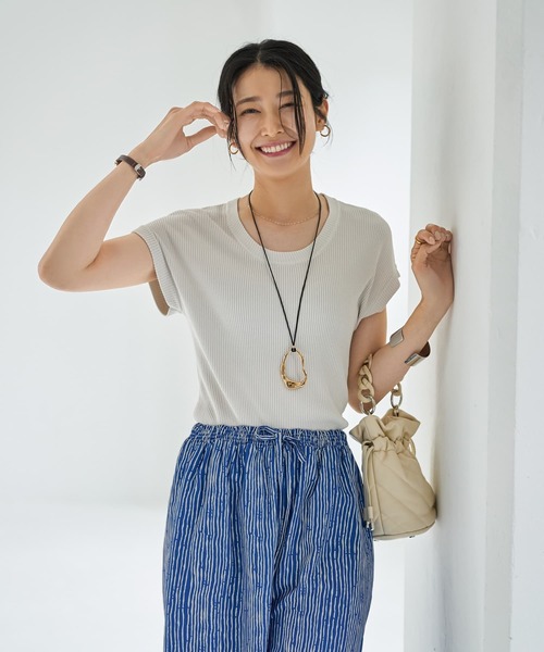 STYLE DELI（スタイルデリ）の「シャリ感とろみリブシアーニットトップス（Tシャツ/カットソー・レディース・ホワイト/ブラック/グレー・FREE）」の3枚目の写真