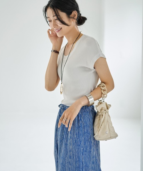 STYLE DELI（スタイルデリ）の「シャリ感とろみリブシアーニットトップス（Tシャツ/カットソー・レディース・ホワイト/ブラック/グレー・FREE）」の5枚目の写真