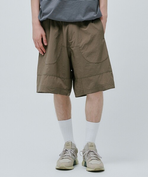 PUBLIC TOKYO(パブリックトウキョウ)の「Dot Airリラックスワイドショーツ(その他パンツ・メンズ・ブラック/グレイッシュベージュ・1/2)」の2枚目の写真