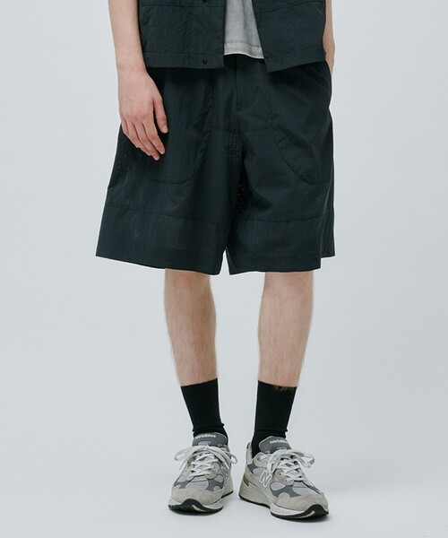 PUBLIC TOKYO(パブリックトウキョウ)の「Dot Airリラックスワイドショーツ(その他パンツ・メンズ・ブラック/グレイッシュベージュ・1/2)」の5枚目の写真