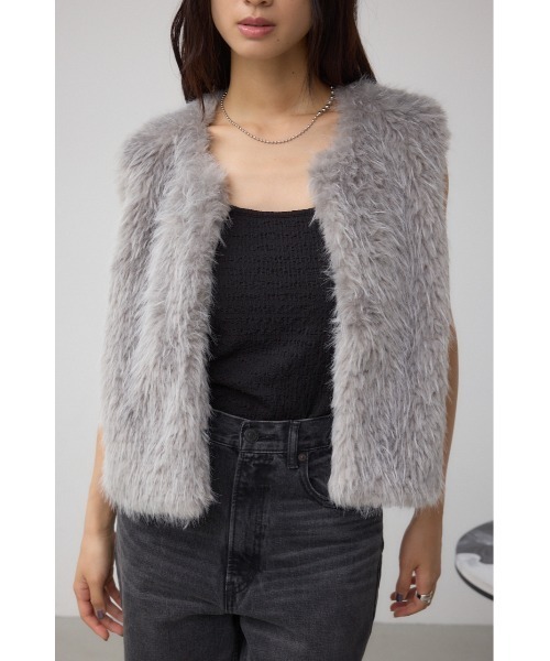 AZUL by moussy（アズールバイマウジー）の「フェイクファーベスト（ベスト・レディース・ベージュ/グレー/アイボリー・FREE）」の3枚目の写真