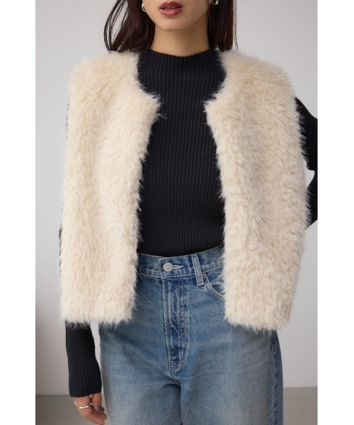 AZUL by moussy（アズールバイマウジー）の「フェイクファーベスト（ベスト・レディース・ベージュ/グレー/アイボリー・FREE）」の2枚目の写真