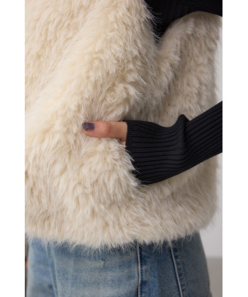 AZUL by moussy（アズールバイマウジー）の「フェイクファーベスト（ベスト・レディース・ベージュ/グレー/アイボリー・FREE）」の4枚目の写真