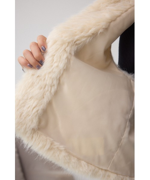 AZUL by moussy（アズールバイマウジー）の「フェイクファーベスト（ベスト・レディース・ベージュ/グレー/アイボリー・FREE）」の5枚目の写真