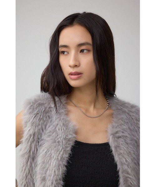 AZUL by moussy（アズールバイマウジー）の「フェイクファーベスト（ベスト・レディース・ベージュ/グレー/アイボリー・FREE）」の6枚目の写真