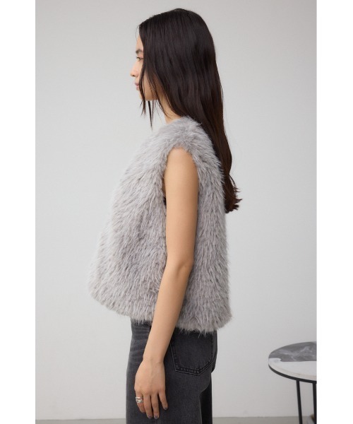 AZUL by moussy（アズールバイマウジー）の「フェイクファーベスト（ベスト・レディース・ベージュ/グレー/アイボリー・FREE）」の10枚目の写真