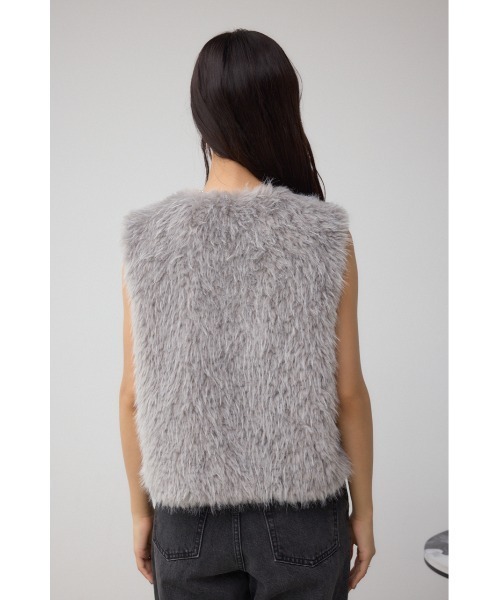 AZUL by moussy（アズールバイマウジー）の「フェイクファーベスト（ベスト・レディース・ベージュ/グレー/アイボリー・FREE）」の11枚目の写真